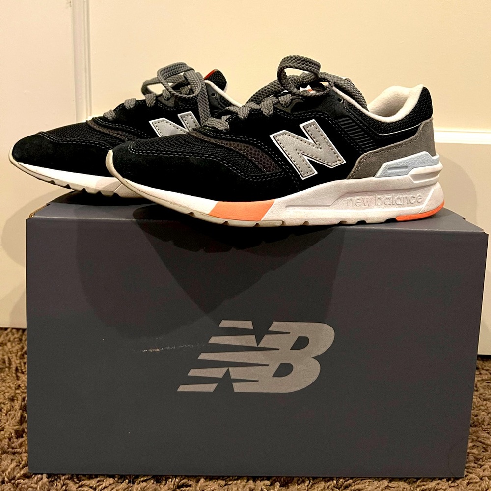 Women’s New Balance 997H - GREAT condition